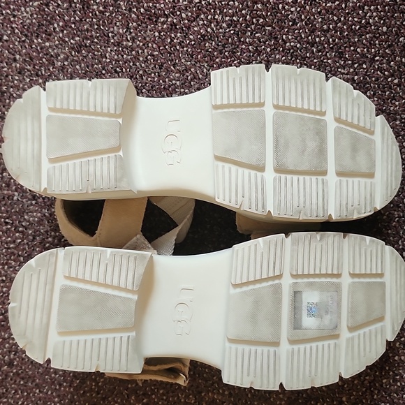 UGG White and Tan Sandals with Padded Straps - Picture 5 of 11